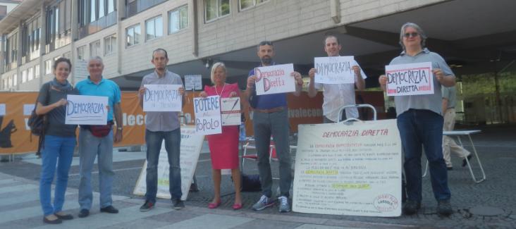Activists of Piu Democrazia in front of Trient's Palazzo della Regione on 16 July 2014