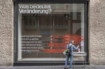 Passers-by vote on what "Change" means to them at the former Karstadt-building in Leipzig