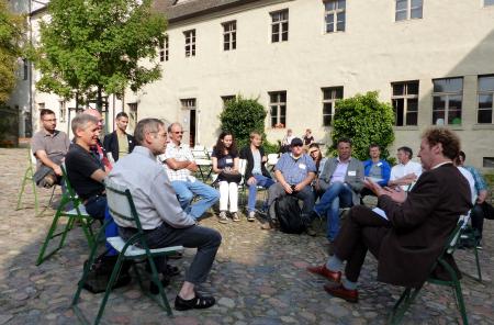 Common reflections on democracy work in a courtyard in Wittenberg